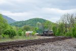 An eastbound intermodal rounds the bend at Singer 